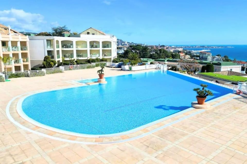 4 people with Pool Tennis Parking air cond Apartment in Cannes