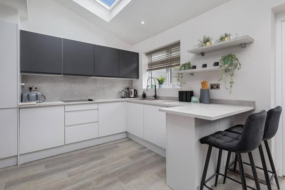 Prime Location, Modern 2BR House House in Sheffield