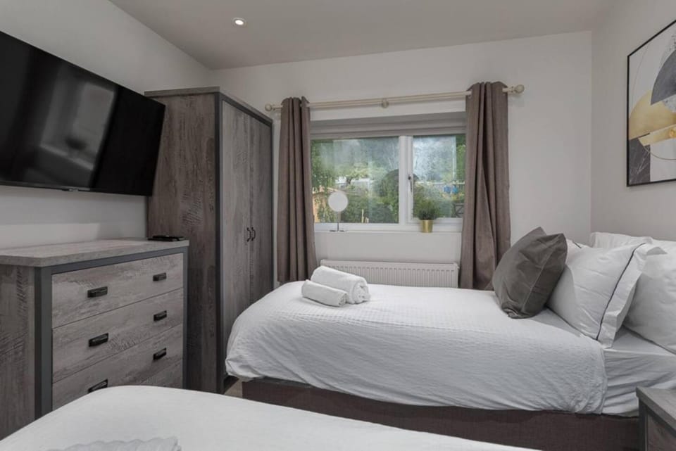 Prime Location, Modern 2BR House House in Sheffield