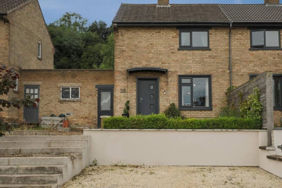 Prime Location, Modern 2BR House House in Sheffield