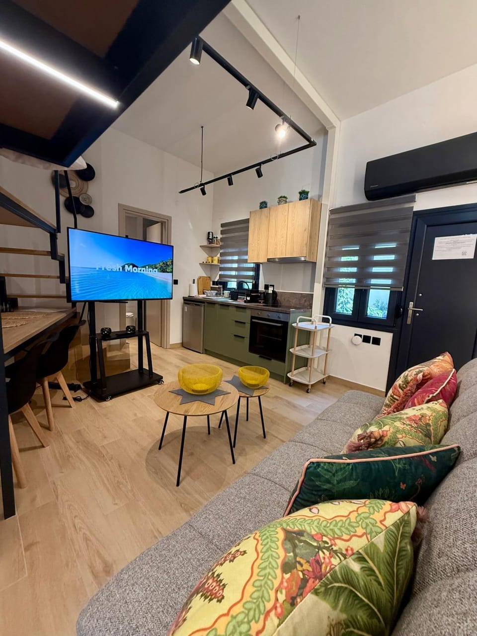 TV and multimedia, Kitchen or kitchenette, Photo of the whole room, Seating area, Dining area