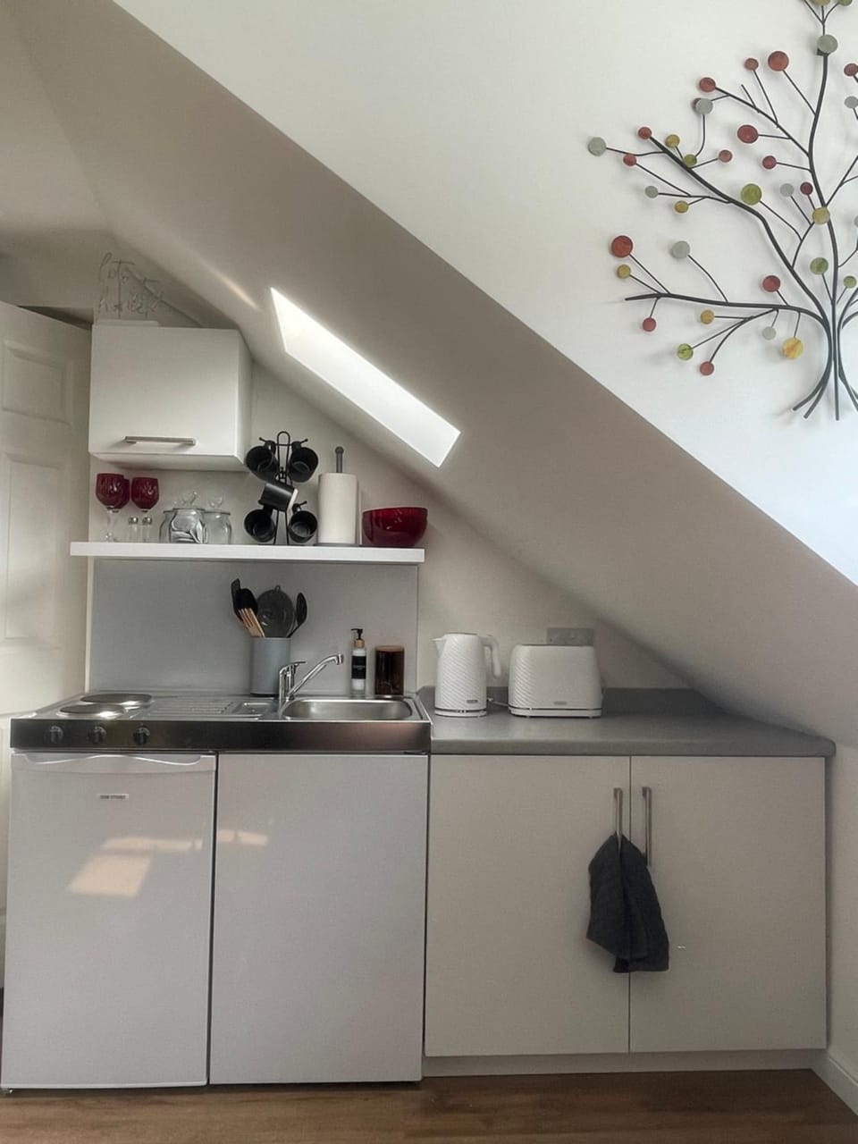 Coffee/tea facilities, Kitchen or kitchenette, stove, toaster