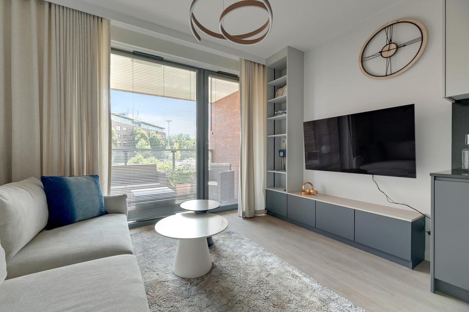 TV and multimedia, Living room, Seating area, Evening entertainment