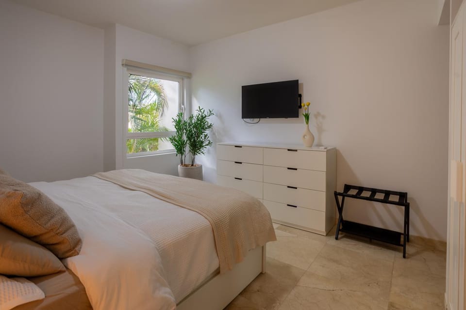 Bed, TV and multimedia, Photo of the whole room, Bedroom
