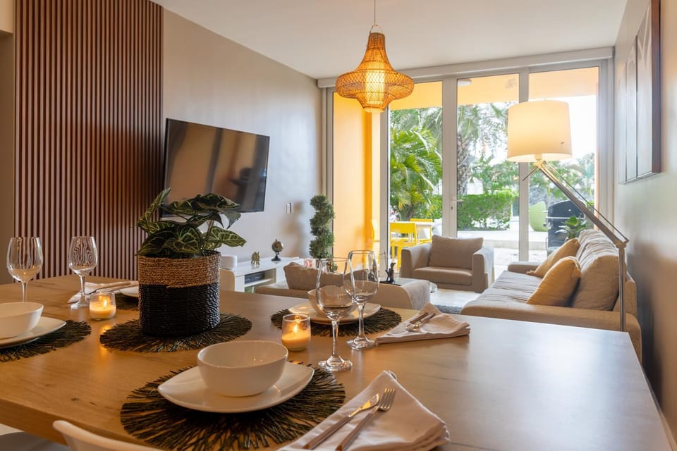 Modern Ground Level Condo, 2 bedrooms, Direct pool access Apartment in Noord