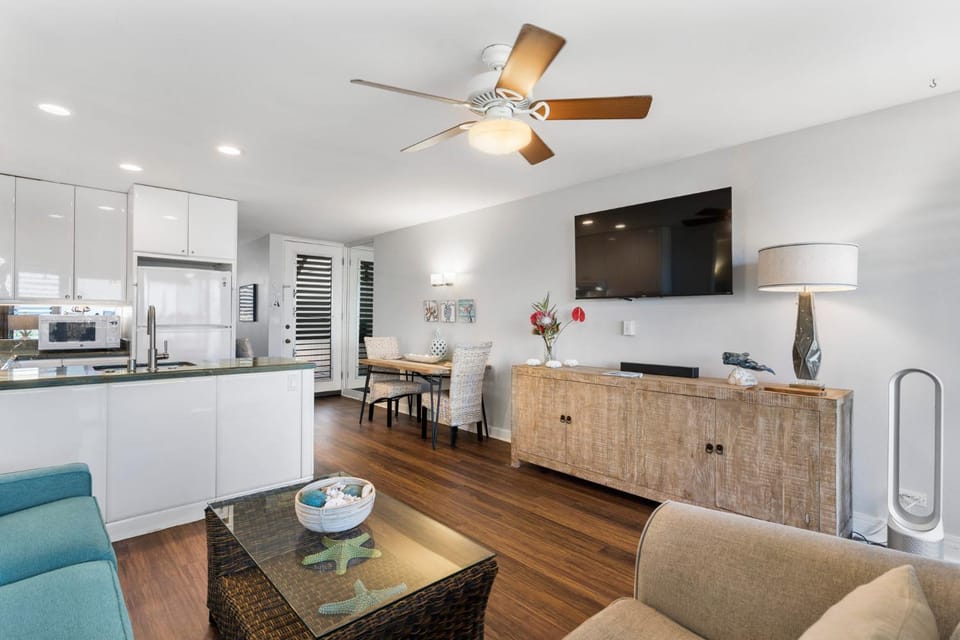 Kitchen or kitchenette, Living room, Dining area, Evening entertainment