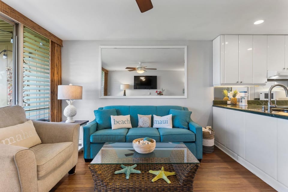 Kitchen or kitchenette, Living room