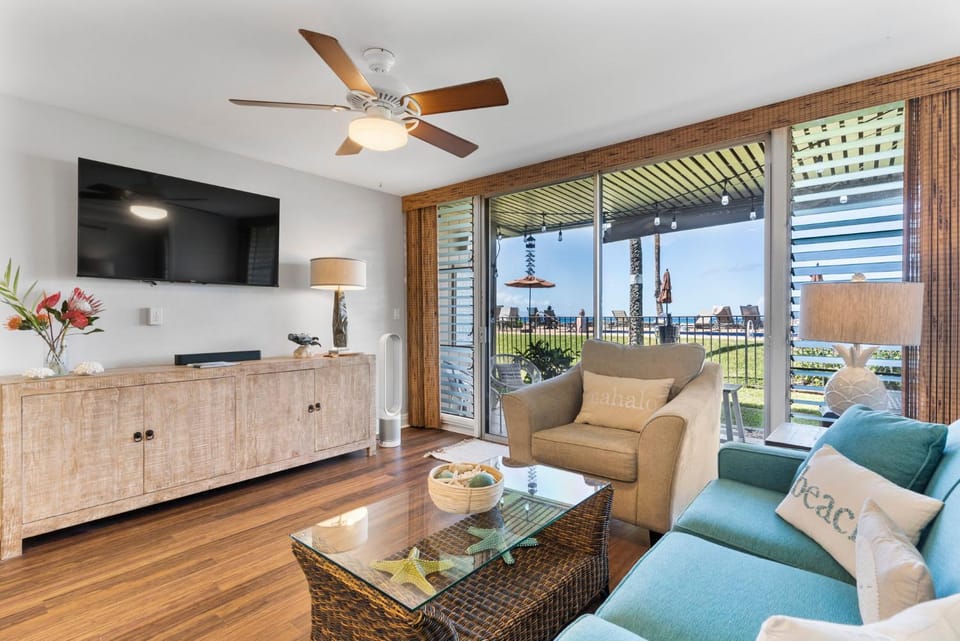TV and multimedia, Living room, Pool view