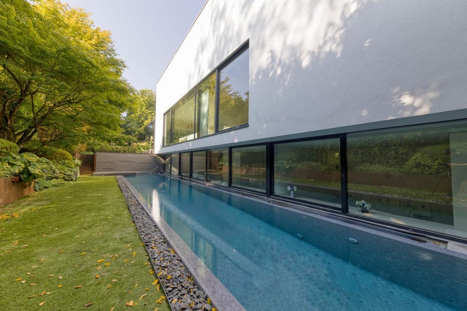 Luxurious 1000m2 Villa with Garden and Pool Villa in Flanders