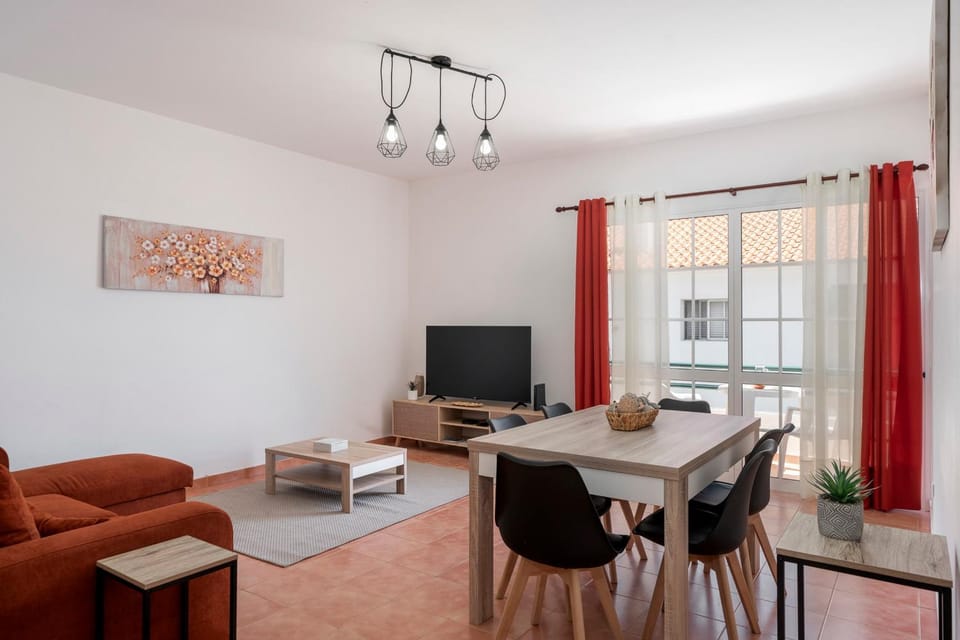 TV and multimedia, Living room, Seating area, Dining area