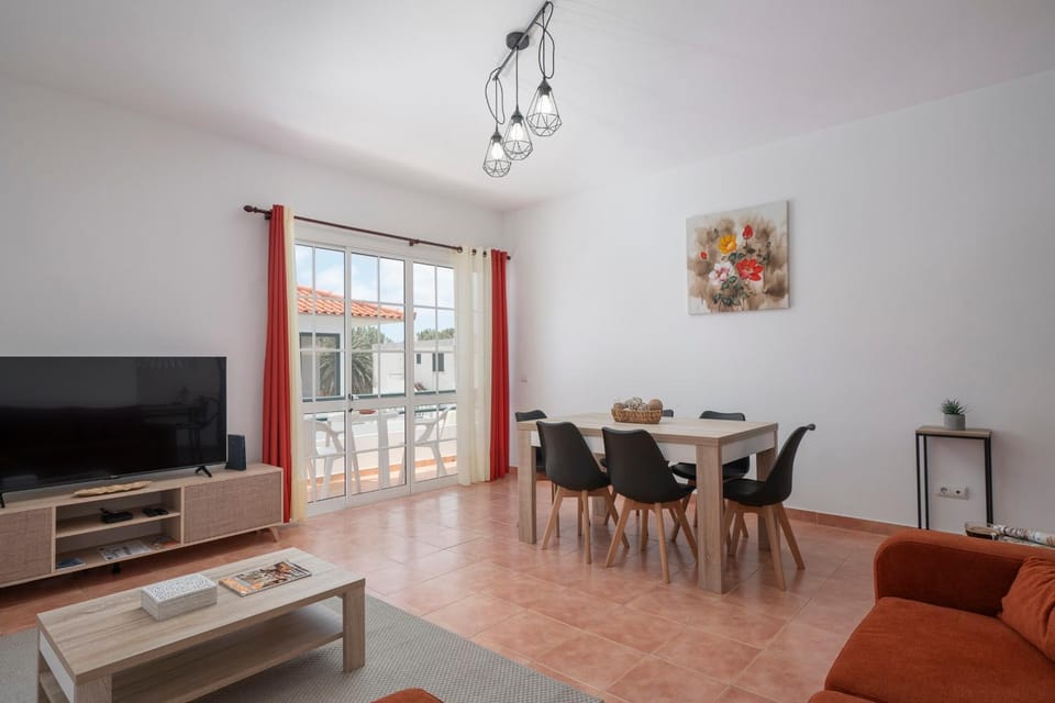 TV and multimedia, Living room, Seating area, Dining area