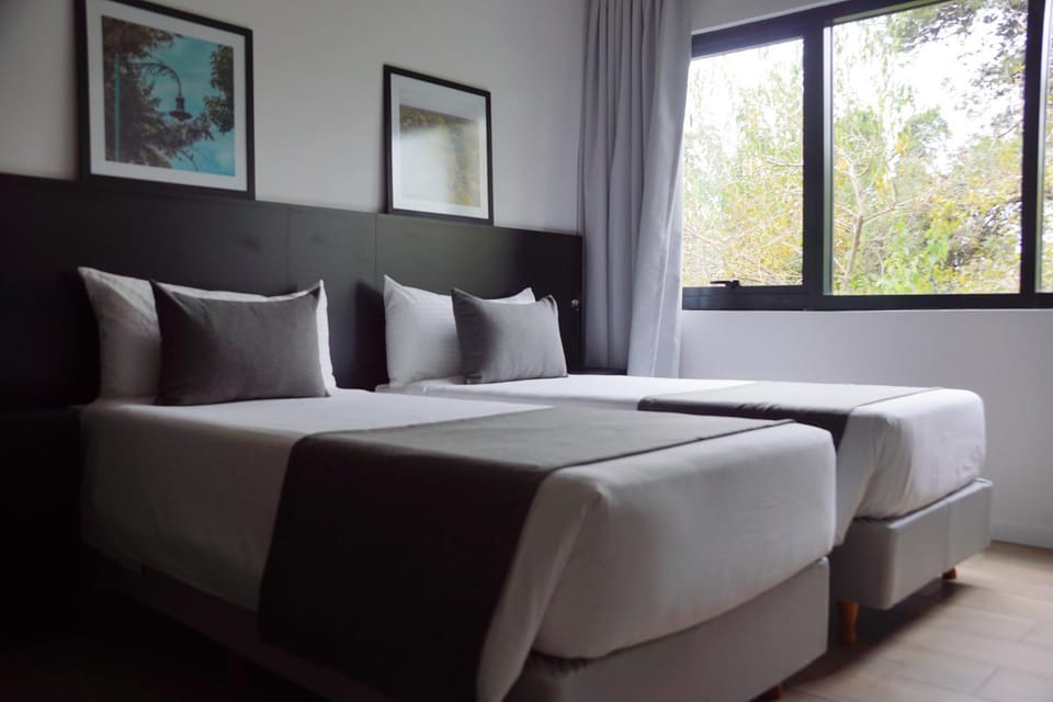 Bed, Photo of the whole room, Decorative detail, Decorative detail, Bedroom