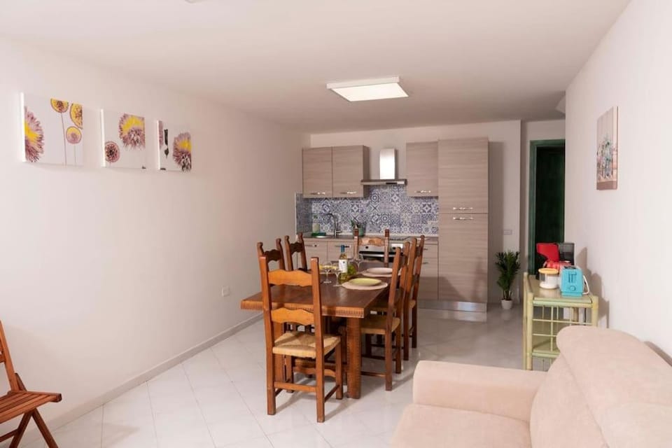 Kitchen or kitchenette, Living room, Seating area, Dining area, oven, stove