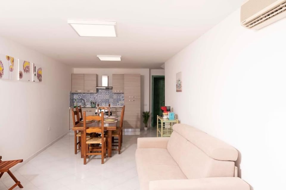 Kitchen or kitchenette, Living room, Seating area, Dining area, air conditioner