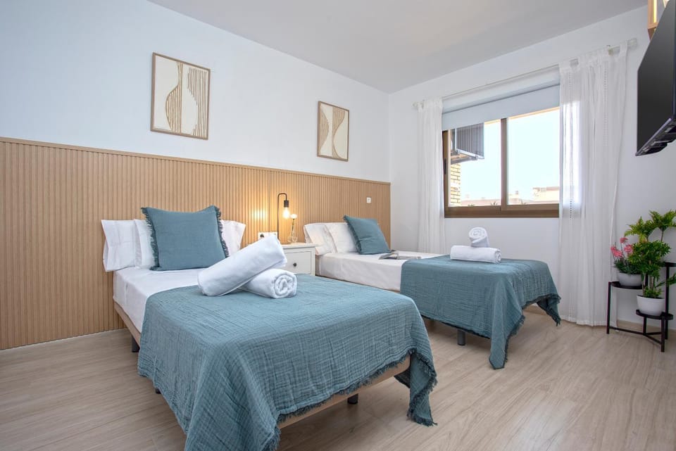 Bed, TV and multimedia, Bedroom, towels
