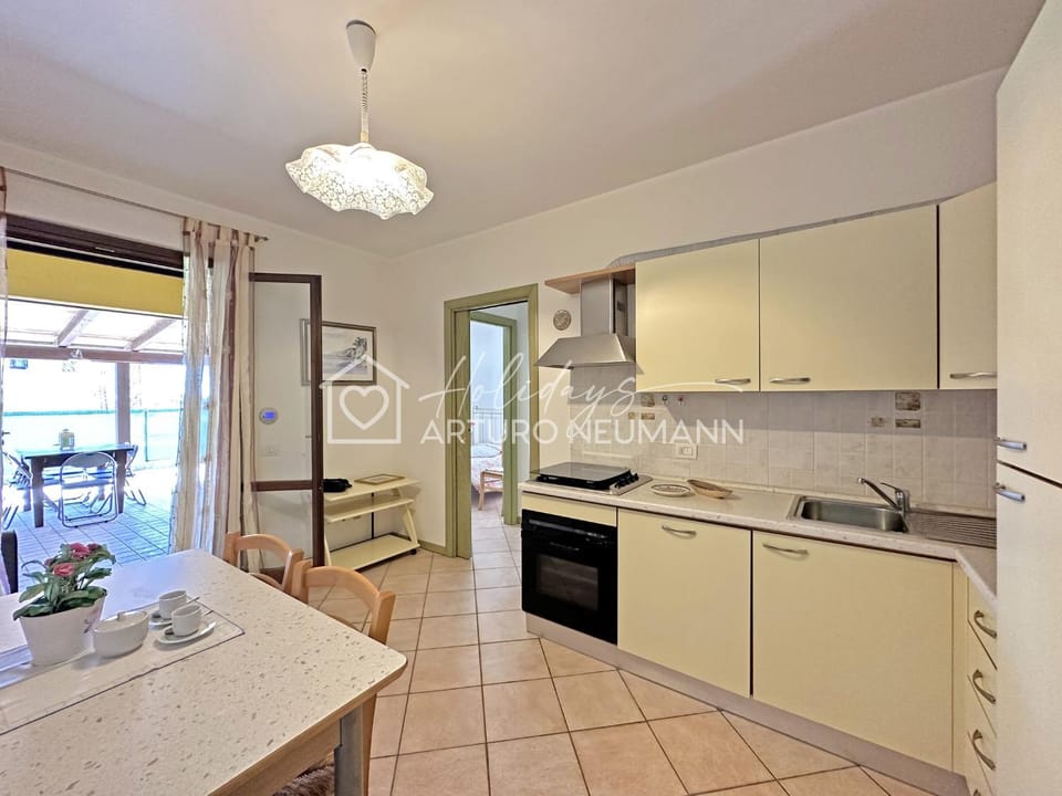 Kitchen or kitchenette, Dining area, oven, stove