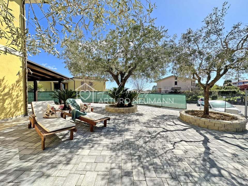 Property building, Patio, Spring, Day, Garden