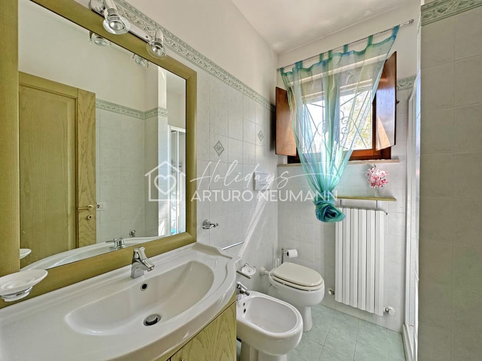 Shower, Toilet, Bathroom, bidet, towels