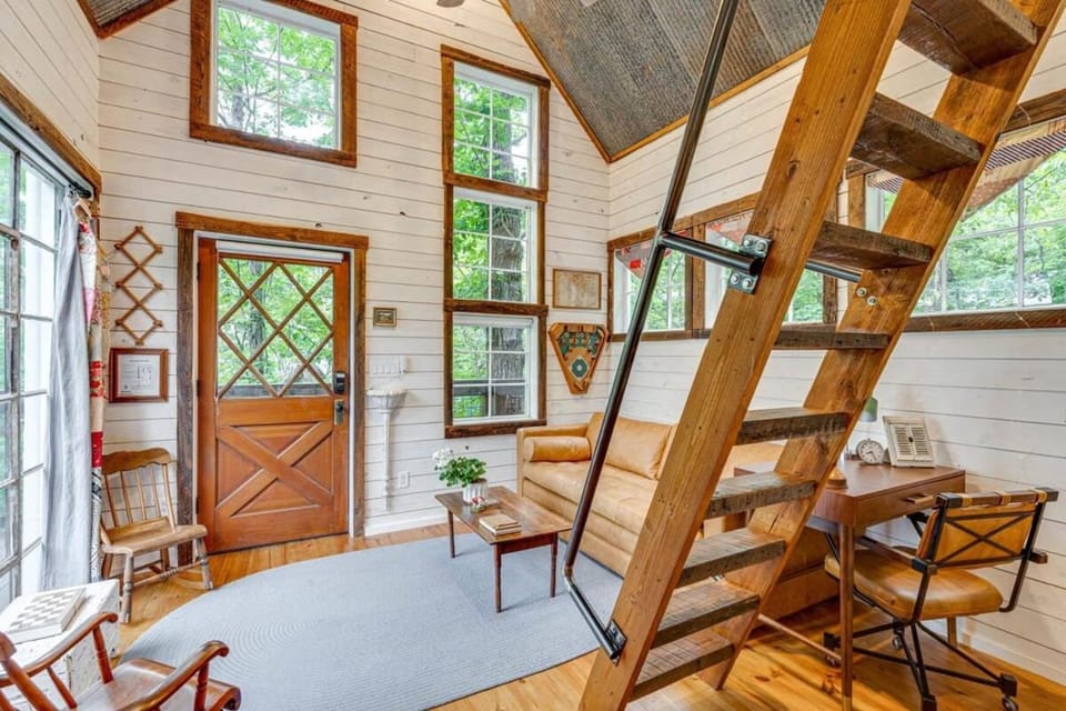 Treetop Hideaways: Redbud Treehouse in Chattanooga House in Ruby Falls