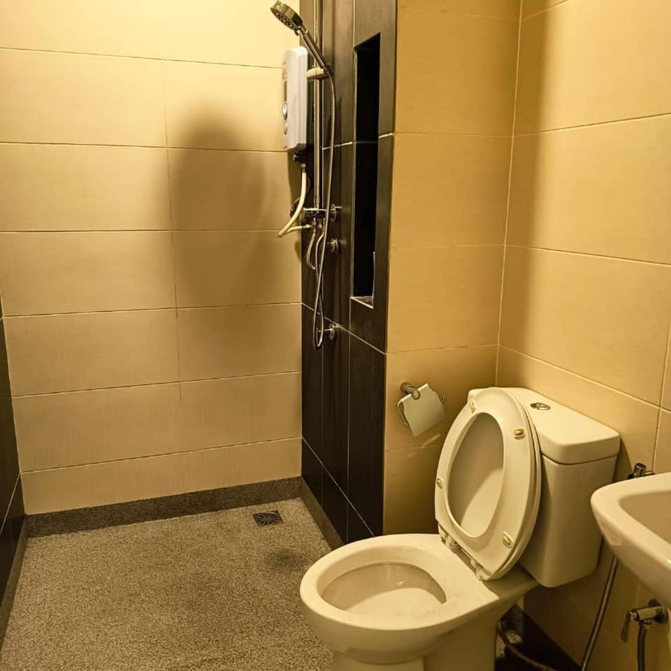 Cozy Haven Queen Studio Free Private Parking Netflix Apartment in Petaling Jaya