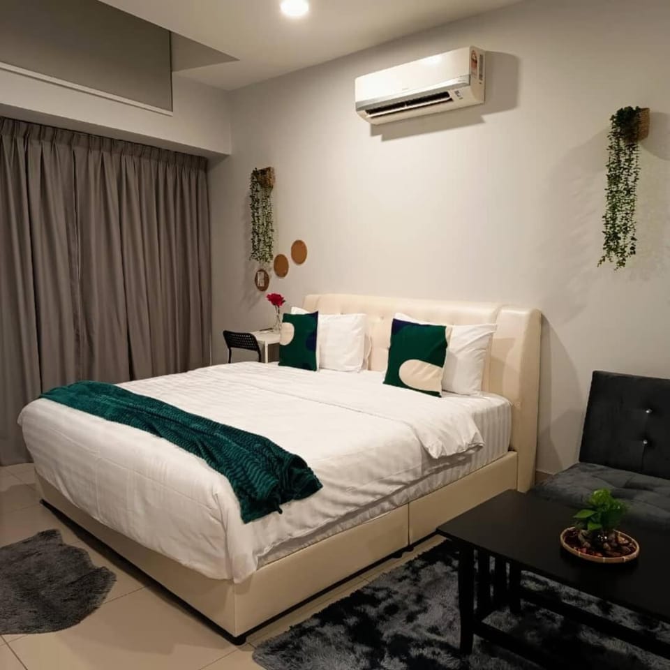 Cozy Haven Queen Studio Free Private Parking Netflix Apartment in Petaling Jaya