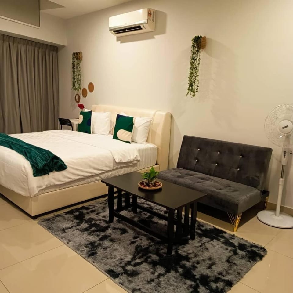 Cozy Haven Queen Studio Free Private Parking Netflix Apartment in Petaling Jaya