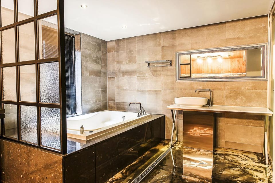 Shower, Bath