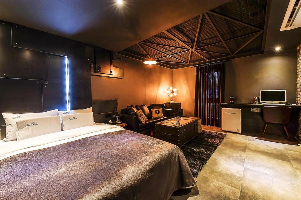 Bed, Living room