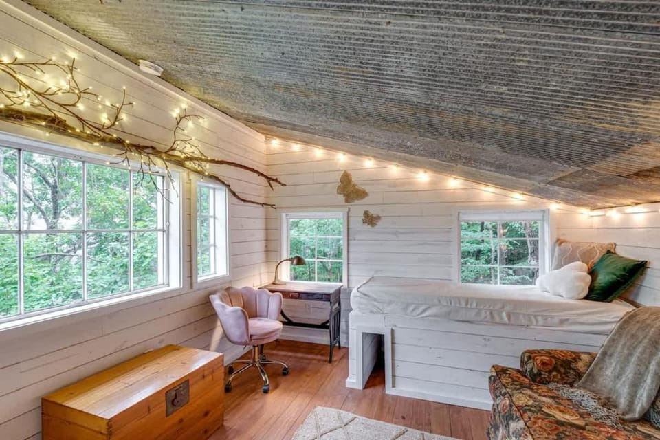 Treetop Hideaways: Dogwood Treehouse in Chattanooga House in Ruby Falls