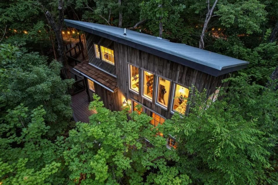 Treetop Hideaways: Dogwood Treehouse in Chattanooga House in Ruby Falls