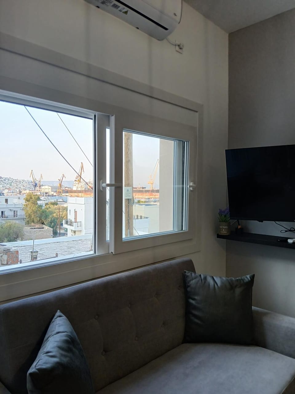 TV and multimedia, Living room, Seating area, Evening entertainment, air conditioner