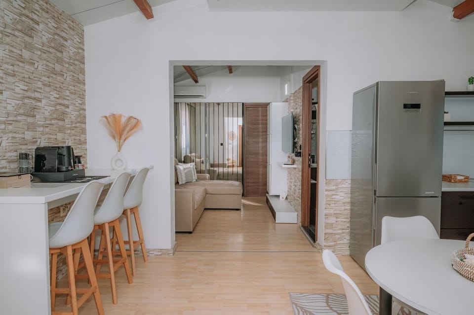 Seating area, Area and facilities