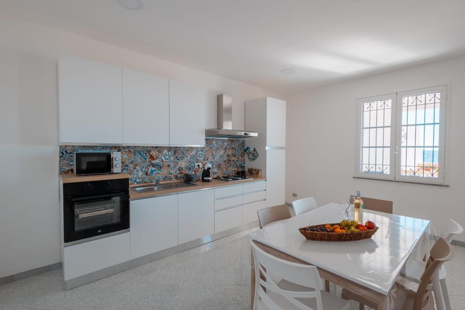 Kitchen or kitchenette, Dining area, oven, stove