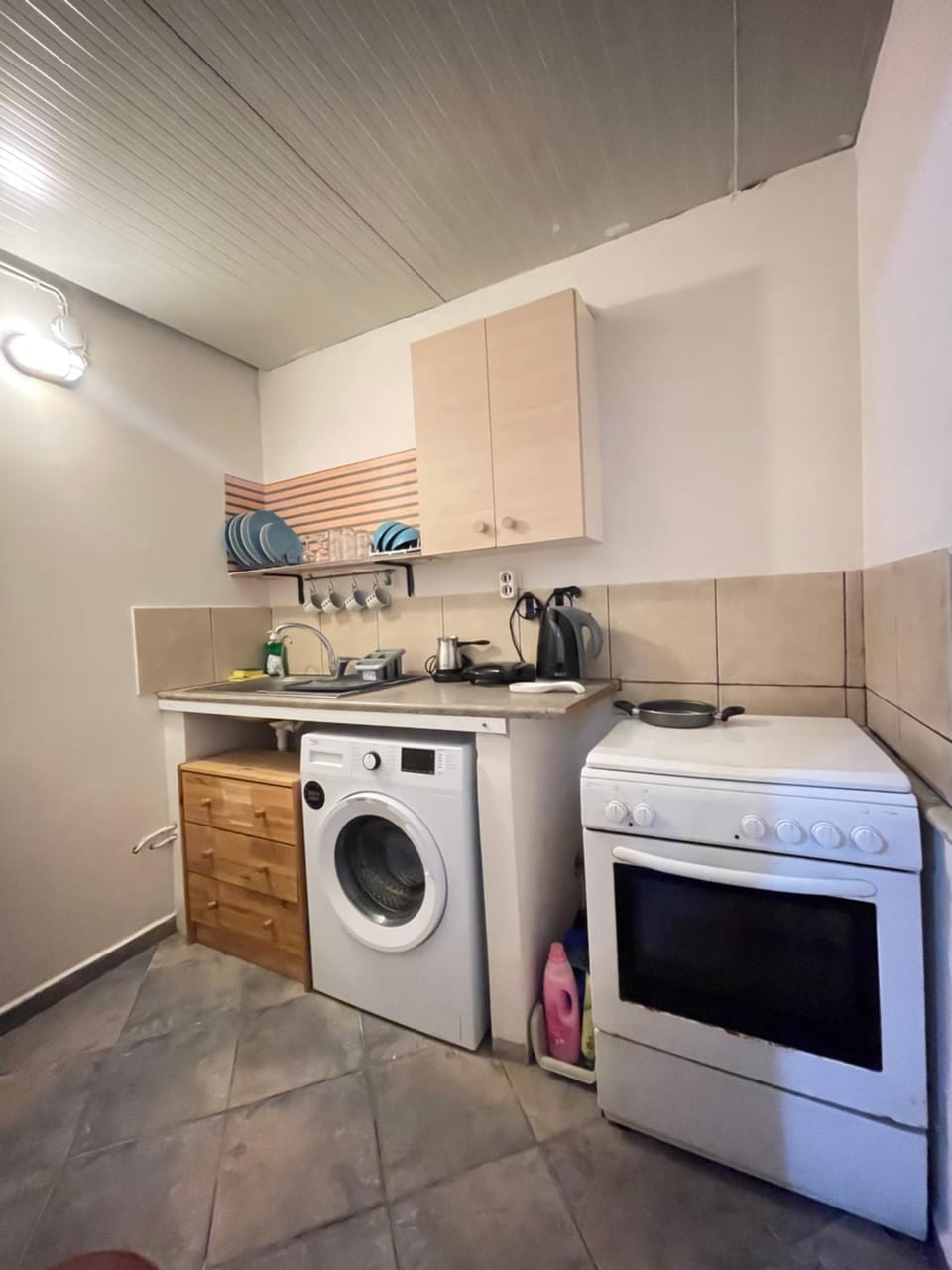 Kitchen or kitchenette, oven, stove, washing machine