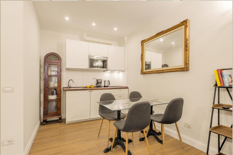Kitchen or kitchenette, Dining area