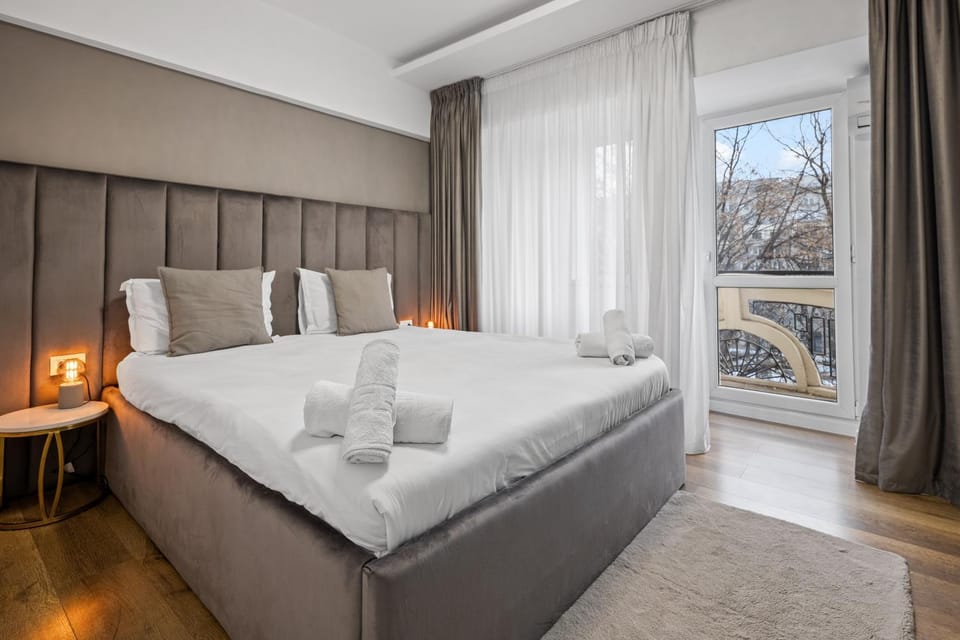 Bed, Photo of the whole room, Bedroom, towels