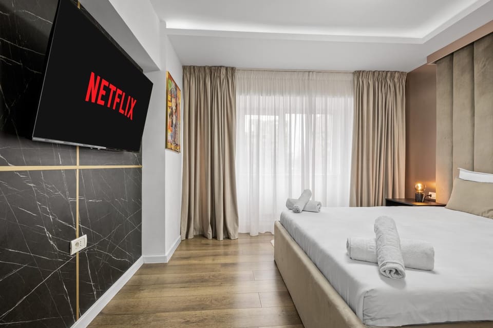 Bed, TV and multimedia, Photo of the whole room, Bedroom, towels