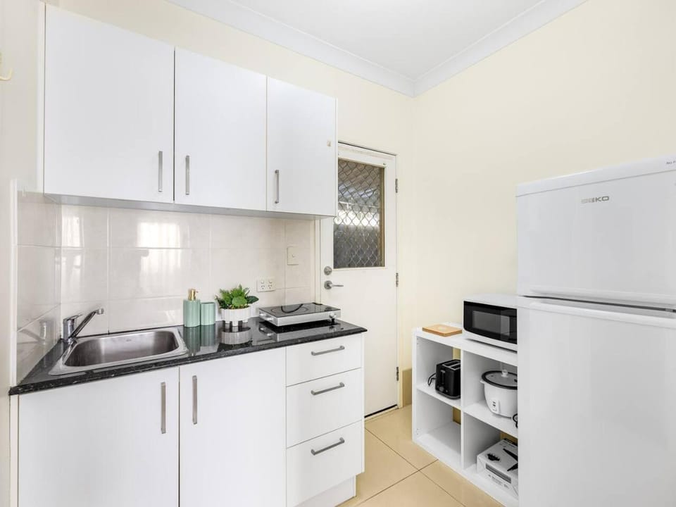 Lovely Tiny Home at Sunnybank CBD On Street Parking House in Brisbane