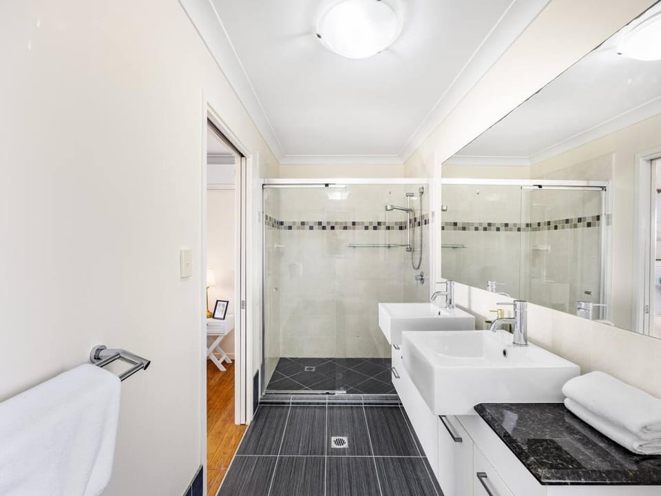 Homy Self Contained Unit Sunnybank CBD Street Parking House in Brisbane