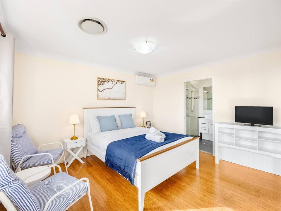 Homy Self Contained Unit Sunnybank CBD Street Parking House in Brisbane