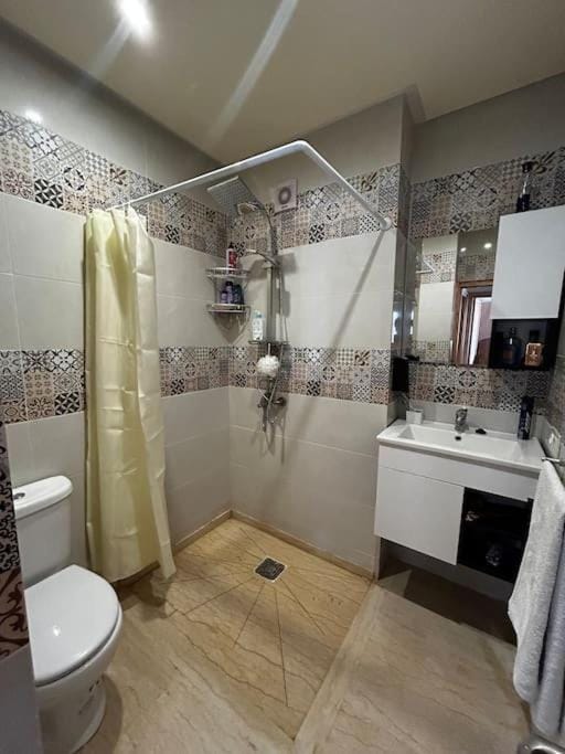 Shower, Toilet, Bathroom, towels