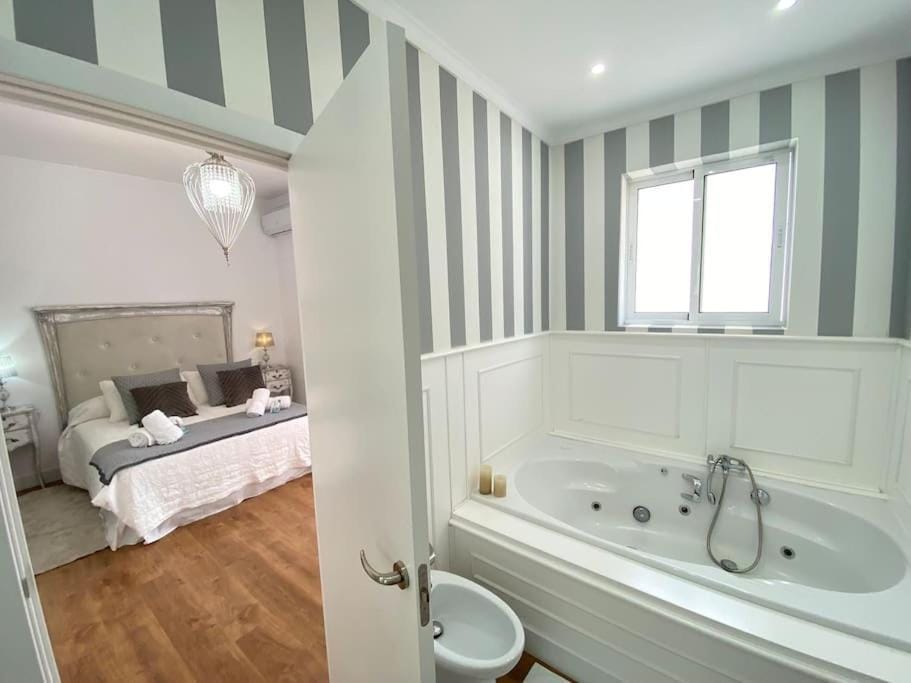 Bed, Bathroom, Photo of the whole room, Bedroom, Bath, towels