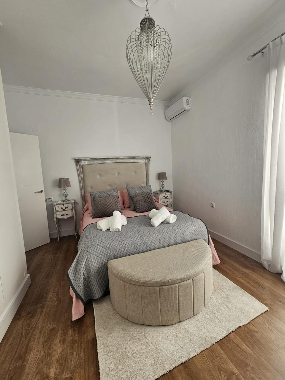 Photo of the whole room, Bedroom, heating, air conditioner