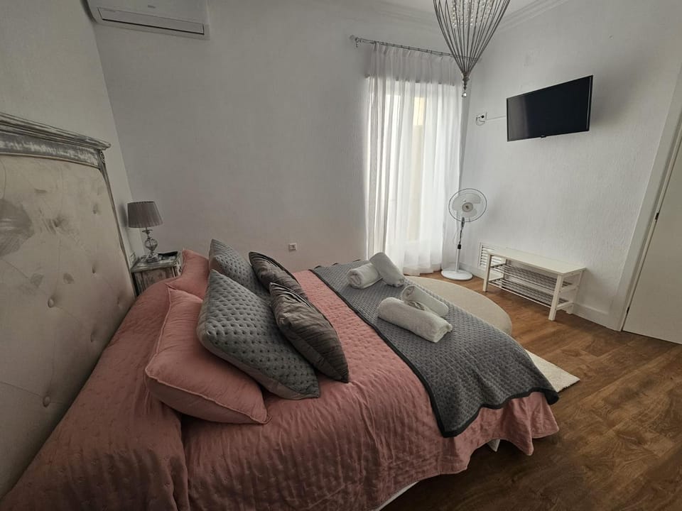 Bed, Photo of the whole room, Bedroom, heating, air conditioner