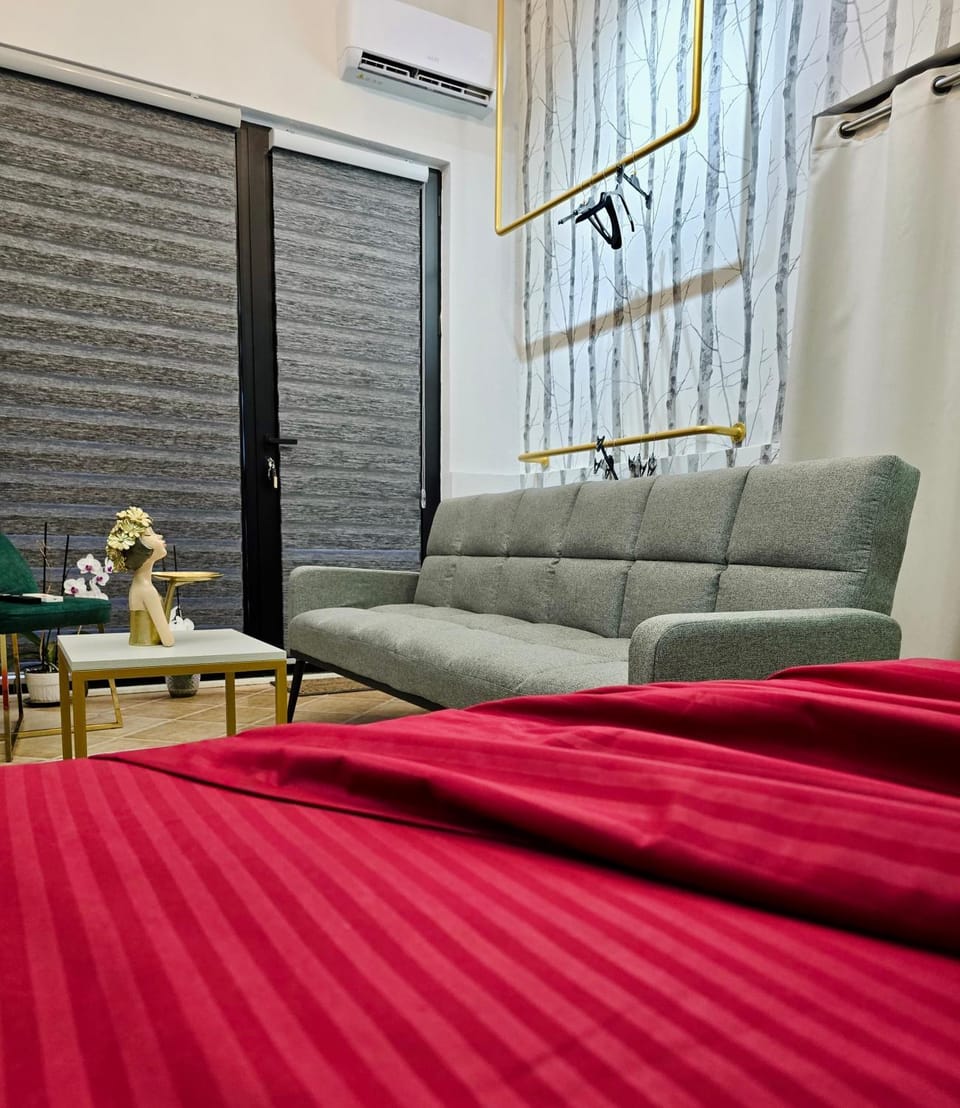 Bed, Seating area, Bedroom