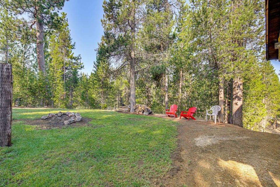 Woodsy Cabin Retreat ~ 4 Mi to Crescent Lake! Cabin in Oregon