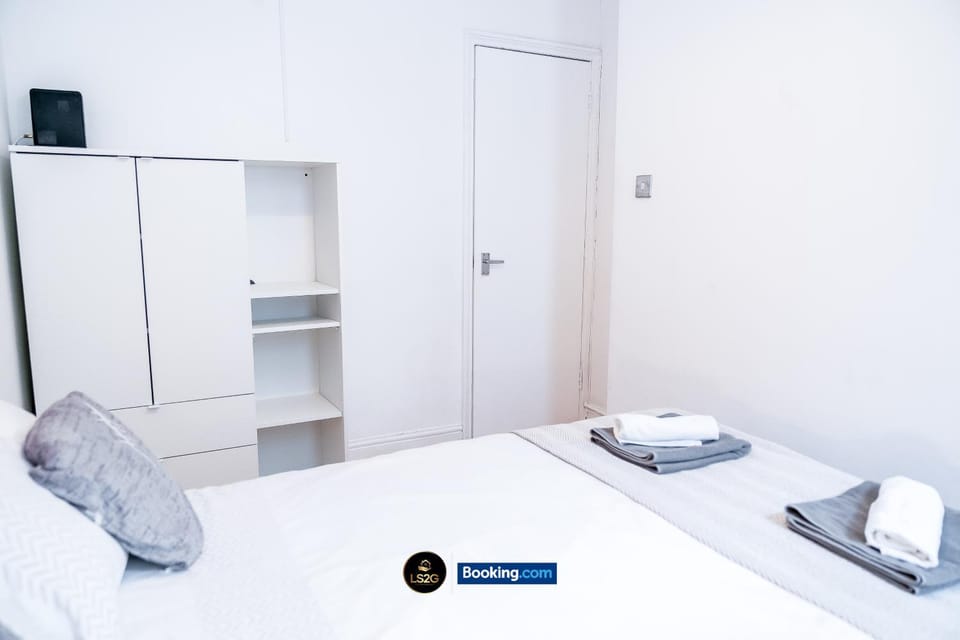 Bed, Photo of the whole room, Bedroom, towels, wardrobe
