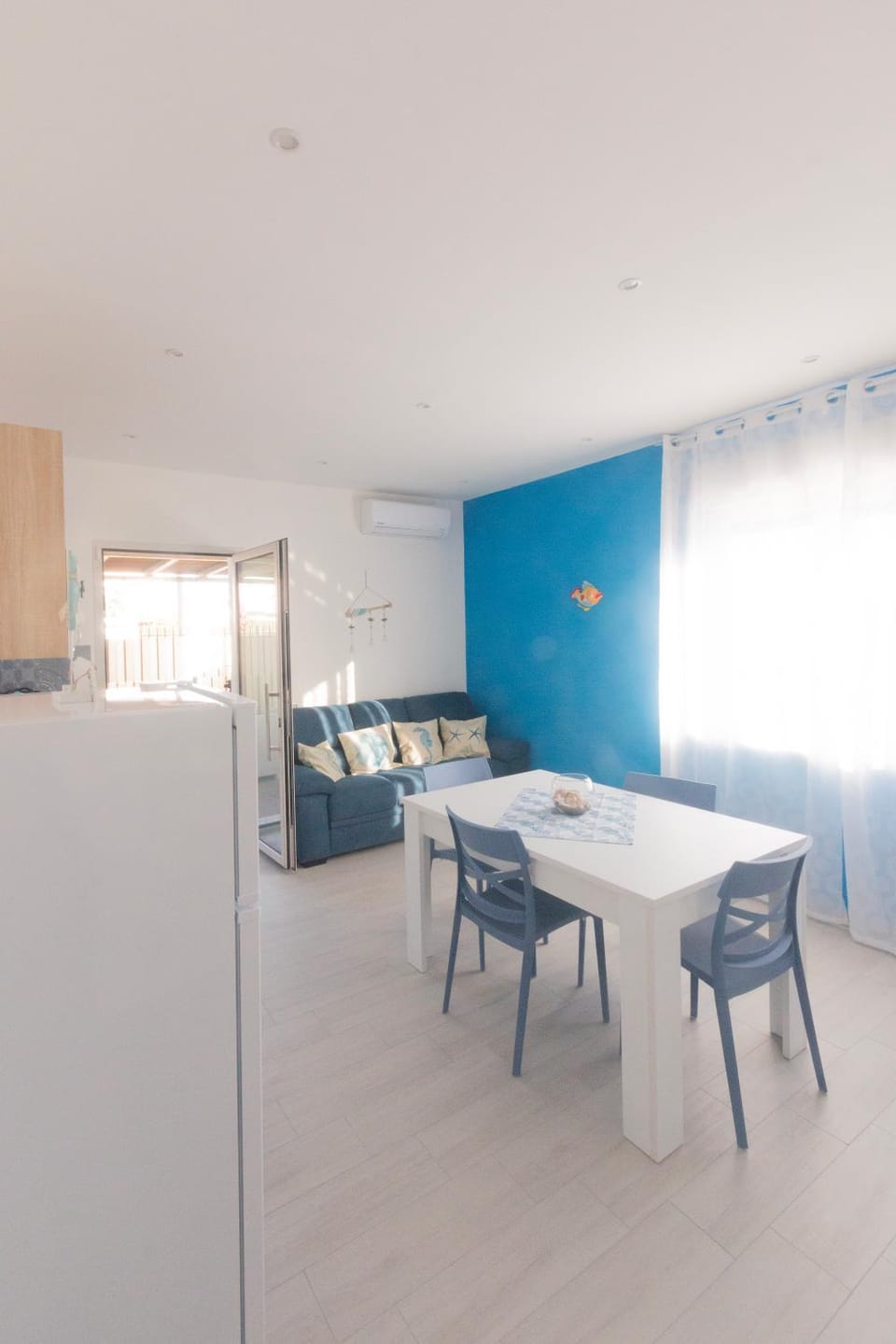 Kitchen or kitchenette, Living room, Seating area, Dining area