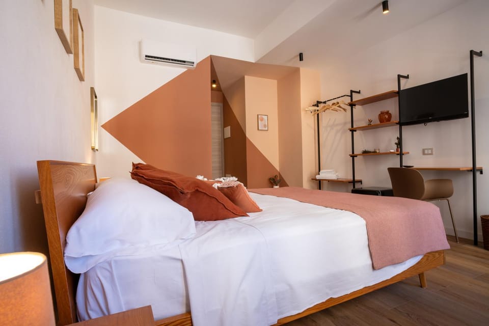 Bed, TV and multimedia, Bedroom, towels, air conditioner