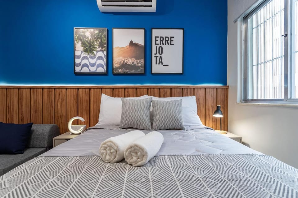 Studio em COPACABANA ideal para Casal com Home Office a 400m PRAIA e 600m Metro - Ar Condicionado e Wi-Fi 100 mbps Apartment in Rio de Janeiro